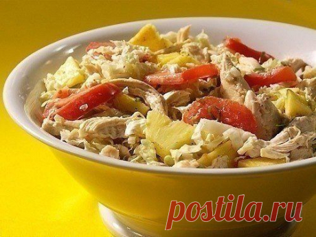 Салат с курицей и ананасами.