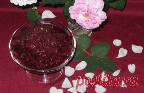 Варенье из розовых лепестков и клубники.