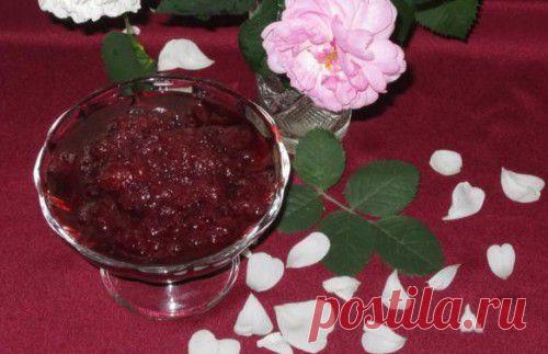 Варенье из розовых лепестков и клубники.