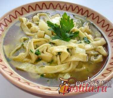 Домашняя лапша Домашняя лапша - это быстрое и вкусное блюдо. Курица — 400 г; Лук репчатый — 2 шт; Яйцо — 1 шт; Мука ; Соль, — по вкусу ; Картофель — 4-5 шт; Зелень — 1 пуч.; Сладкий перец — 1 шт; Перец душистый — по вкусу шт; Лавровый лист — по вкусу шт;