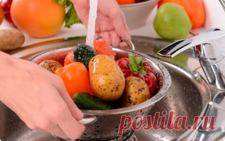 Как избавиться от химии на продуктах От нитратов и пестицидов можно частично избавиться: для этого овощи и фрукты нужно правильно вымыть и очистить.        	КАПУСТА. Большая часть нитратов содержится в верхних капустных листьях и кочерыжке, поэтому их нужно выбросить.        	КАРТОФЕЛЬ. В картофеле нитраты собираются