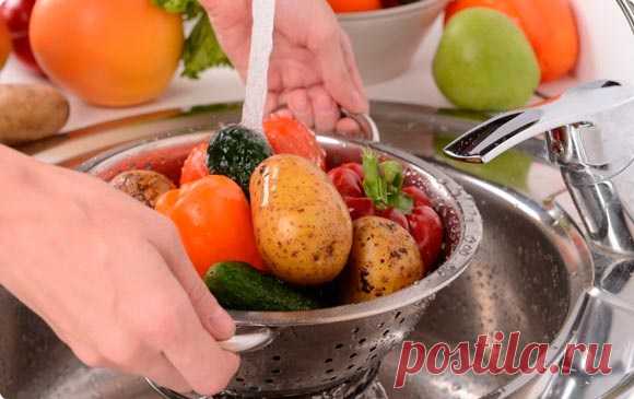 Как избавиться от химии на продуктах От нитратов и пестицидов можно частично избавиться: для этого овощи и фрукты нужно правильно вымыть и очистить.        	КАПУСТА. Большая часть нитратов содержится в верхних капустных листьях и кочерыжке, поэтому их нужно выбросить.        	КАРТОФЕЛЬ. В картофеле нитраты собираются