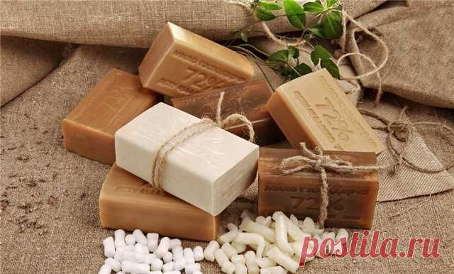 ХОЗЯЙСТВЕННОЕ МЫЛО! РЕЦЕПТЫ ЗДОРОВЬЯ!
Коричневые брусочки 
хозяйственного мыла у большинства из нас ассоциируются с временами 
тотального дефицита. Однако и сейчас это средство даст фору передовым 
новинкам бытовой химии. Что там говорить: хозяйственное мыло при 
копеечной стоимости — просто незаменимый продукт! Судите сами.
• 
Если смазать хозяйственным мылом мелкие царапины, порезы и ранки, то 
можно значительно снизить риск инфекции и ускорить заживление.
•
 Во избежани...