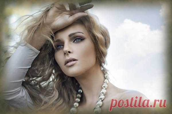 Мне годы подарили осторожность,
Не всем, конечно, это по нутру,
И лично для меня, большая сложность,
Не верю тем, в ком чувствую "игру"...
Мне годы подарили мудрость тоже,
Мной сужен круг знакомых и друзей,
Ложь чувствую душой и, даже, кожей,
И с каждым годом это всё сильней...
Мне годы подарили силу воли,
И драться научили до конца,
И не кричать от сумасшедшей боли,
Вот только выдают меня глаза...