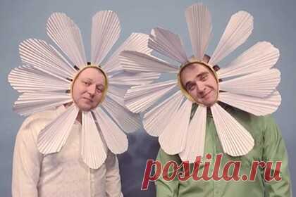 Российские заключенные в костюмах ромашек записали видео против суицида. Заключенные и психологи исправительной колонии №5 ГУФСИН России по Свердловской области записали видеоролик под названием «Жить» в рамках проведения месячной акции «Жизнь» по предотвращению деструктивного поведения осужденных. Об этом сообщается на странице службы исполнения наказаний во