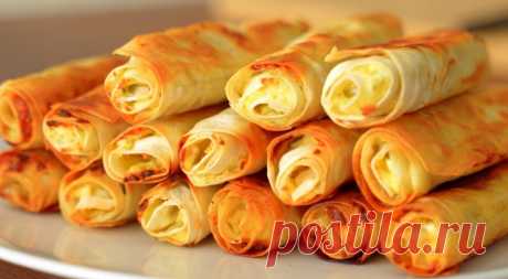 Вкусный рецепт за 10 минут. Ленивые трубочки с творогом и сыром Сегодня стали очень популярными простые и быстрые рецепты на основе лаваша, который выступает в качестве теста. Такой подход очень экономит время готовки, а также продукты. Лаваш удачно сочетается с самыми разными начинками. Для приготовления вам потребуются такие ингредиенты: творог, 250 г; сыр, 200 г; яйца, 2 шт; соль, перец, специи, зелень; лаваш тонкий, 2 шт. […]
