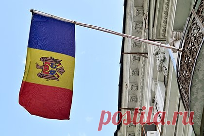 В Молдавии у границы с Украиной обнаружили обломки беспилотника. Обломки беспилотника были обнаружены на юге Молдавии возле села Новая Етулия Вулканештского района у границы с Украиной. Об этом пишет ТАСС, ссылаясь на Пограничную службу республики. В сообщении сказано, что фрагменты БПЛА были найдены около 16;40 (17:40 мск). Обломки нашли в поле.
