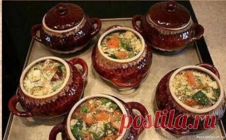 Запекаем в горшочках. Часть 3 11. Американский мясной хлеб в горшочкеСмешать в миске 500 г фарша из говядины, 500 г фарша из свинины, 2 яйца, горсть хлебных крошек. 1 мелко порезанную луковицу, 2 порезанных зубчика чеснока и 1/2 стакана ледяной воды; приправить солью и перцем. Утрамбовать в горшочек. Отдельно смешать...