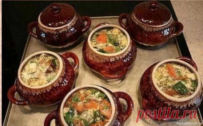 Запекаем в горшочках. Часть 2 6. Картошка с сосисками в горшочкахИнгредиенты на один горшочек:картофель 2-3 шт.сосиски 1-2 шт.лук 1/2 шт.сметана (майонез) 2 ст. л.грибы 2 ст. л., соль.Приготовление:Картофель режем соломкой, немного обжариваем его на растительном масле, чтобы он подрумянился. На дно керамических...