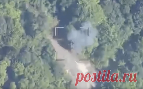 Минобороны опубликовало видео поражения танка ВСУ «Ланцетом». Российские военные уничтожили танк Вооруженных сил Украины (ВСУ) боеприпасом «Ланцет» в Курской области, сообщила пресс-служба Минобороны в телеграм-канале.