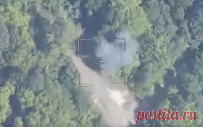 Минобороны опубликовало видео поражения танка ВСУ «Ланцетом». Российские военные уничтожили танк Вооруженных сил Украины (ВСУ) боеприпасом «Ланцет» в Курской области, сообщила пресс-служба Минобороны в телеграм-канале.