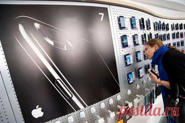 Apple увеличила производство iPhone 7 после провала Samsung Galaxy Note 7 Apple увеличила закупки комплектующих для iPhone на четвертый квартал года. Как сообщает Dailycomm со ссылкой на отраслевые источники, компания намерена занять долю Samsung, новый смартфон которой должен был стать флагманом линейки мобильных устройств, но был отозван из-за дефекта аккумуляторов. По сообщению сетевых источников, Apple стала закупать больше компонентов для iPhone 7 и iPhone 7 Plus, в результате чего заказы…