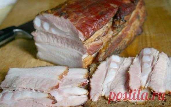 Сало горячего засола - домашний деликатес!

Ингредиенты:

Вода — 1 л
Свиное сало с прослойками мяса — 1 кг
Луковая шелуха — 3 горсти
Лавровый лист — 2 шт.
Чеснок — 7 зубца
Соль — 200 г
Сахар — 2 ст. л.
Перец черный — по вкусу

Как готовить сало горячего засола:

1.Наберите в емкость воду, добавьте в нее сахар, соль, лавровый лист, луковую шелуху и ставьте вариться. Луковой шелухи можно добавить и больше. Когда вода закипит, положите в нее обмытое сало — пусть оно проваритс...