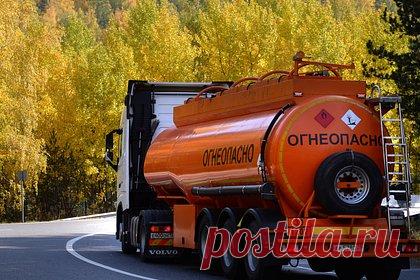 Оптовые цены на бензин в России продолжили расти. Оптовые цены на бензин АИ-95 в ходе торгов на Санкт-Петербургской международной товарно-сырьевой бирже (СПбМТСБ) 29 сентября продолжили расти. Стоимость этого вида топлива увеличилась на 0,42 процента, до 60 648 рублей за тонну. В то же время дизель подешевел на 1,77 процента, до 62 074 рублей за тонну топлива.