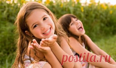 Живи, мой друг, не глядя на других, 
Корону их и трон не примеряя. 
Не верь словам… В глазах – душа людская, 
А остальное – маска, щит и грим… 
Живи, мой друг, болезни не боясь, 
Всё лечится надеждой и любовью. 
Ты береги душевное здоровье, 
Не урони случайно душу в грязь… 
Живи, мой друг, не осуждая тех, 
Кто жил не так, как ты считаешь нужным. 
Ты видел, как богатство рушит дружбу? 
Свой грех исправь, увидев чей-то грех… 
Живи, мой друг!!! А старше становясь, 
Ты будешь снисходительнее к бл