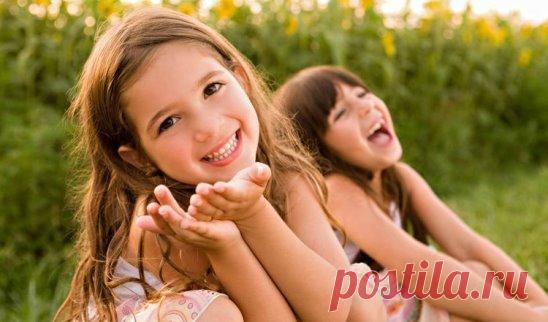 Живи, мой друг, не глядя на других, 
Корону их и трон не примеряя. 
Не верь словам… В глазах – душа людская, 
А остальное – маска, щит и грим… 
Живи, мой друг, болезни не боясь, 
Всё лечится надеждой и любовью. 
Ты береги душевное здоровье, 
Не урони случайно душу в грязь… 
Живи, мой друг, не осуждая тех, 
Кто жил не так, как ты считаешь нужным. 
Ты видел, как богатство рушит дружбу? 
Свой грех исправь, увидев чей-то грех… 
Живи, мой друг!!! А старше становясь, 
Ты будешь снисходительнее к бл