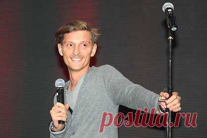Павел Воля раскрыл истоки создания Comedy Club. Известный российский комик, резидент Comedy Club на канале ТНТ Павел Воля раскрыл истоки создания шоу. В интервью Надежде Стрелец юморист рассказал, что создатели проекта вдохновились американскими стендап-клубами. По словам комика, именно в результате договоренности обязательно выступать каждую субботу возник проект.