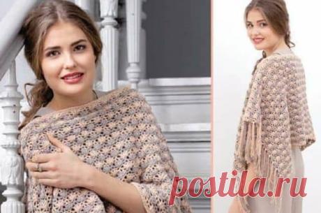 Летнее пончо крючком с простым узором Эта модель пончо очень простая в выполнении, нужно связать два прямоугольника, сшить их по плечевым скосам и добавить бахрому.  Для работы была использована пряжа из хлопка, полиэстера и льна. При вязании сочетаются два цвета — абрикосовый и песочный.