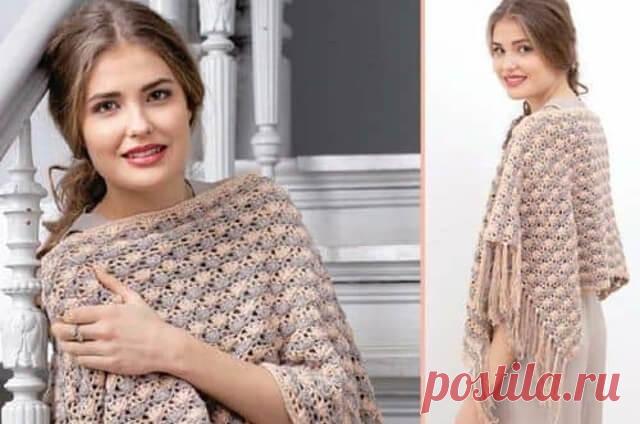 Летнее пончо крючком с простым узором Эта модель пончо очень простая в выполнении, нужно связать два прямоугольника, сшить их по плечевым скосам и добавить бахрому.  Для работы была использована пряжа из хлопка, полиэстера и льна. При вязании сочетаются два цвета — абрикосовый и песочный.