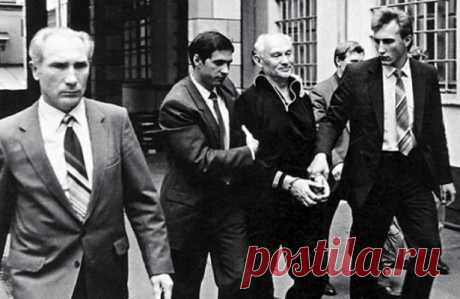 Крот «Бурбон»: кто был главным предателем ГРУ Этот «крот» за свою двадцатипятилетнюю предательскую деятельность на иностранные разведки выдал ФБР и ЦРУ свыше полутора тысяч агентов ГРУ. Считается, что на сотрудничество с западными спецслужбами генерала Полякова подтолкнула смерть трехмесячного сына – Главное разведывательное управление «зажало» 400 долларов на операцию ребенку, и это стало для Дмитрия Федоровича большим ударом.