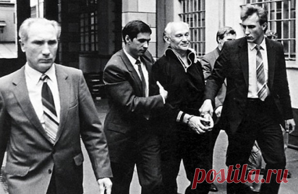 Крот «Бурбон»: кто был главным предателем ГРУ Этот «крот» за свою двадцатипятилетнюю предательскую деятельность на иностранные разведки выдал ФБР и ЦРУ свыше полутора тысяч агентов ГРУ. Считается, что на сотрудничество с западными спецслужбами генерала Полякова подтолкнула смерть трехмесячного сына – Главное разведывательное управление «зажало» 400 долларов на операцию ребенку, и это стало для Дмитрия Федоровича большим ударом.