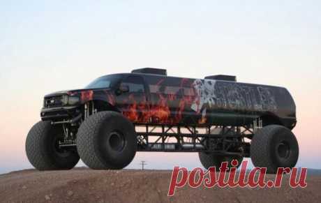 Ford Excursion V8 - 8,5 литра при 700 лошадиных сил.