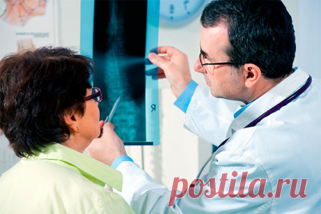 Боли при грыже поясничного отдела позвоночника: как лечить?
Заболела спина… Каждый человек хотя бы однажды в жизни ощущал боль, когда тянет поясницу, тяжело стоять или сидеть и постоянно хочется сменить положение тела. Природа появления болевых ощущений может быть разной, одна из наиболее частых — боли при грыже поясничного отдела позвоночника.