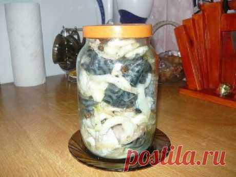 МАРИНУЕМ СКУМБРИЮ! ПАЛЬЧИКИ ОБЛИЖЕШЬ!!
Рыбу и морепродукты обожаю любые и в любом виде,но свою маринованную скумбрию не поменяю ни на что..Пробовала мариновать разную рыбку,но скумбрия получается высший 
класс.Итак,вступление закончено,теперь за дело!!
Берём 3штучки скумбрии мороженой,моем,чистим и режем на вот такие 
кусочки.Главное в этом деле,не дать рыбке РАЗМОРОЗИТСЯ,все манипуляции проводим