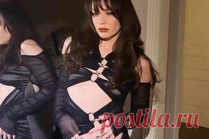 Ида Галич вышла в свет в откровенном платье. Российская блогерша и телеведущая Ида Галич вышла в свет в откровенном наряде. 33-летняя знаменитость посетила светское мероприятие в черном платье длины миди с многочисленными вырезами на животе, груди и шее. При этом наряд звезды обнажал ее плечи. Свой образ Галич дополнила серой шубой и меховой шапкой.