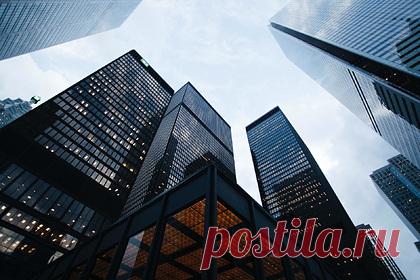 Названы города мира с самыми дорогими офисами. Лидерами по стоимости аренды офисов стали Гонконг и Нью-Йорк. Об этом говорится в ежегодном исследовании мирового рынка премиальных офисов компании JLL. В 2021 году традиционный лидер рейтинга самых дорогих офисов Мидтаун Нью-Йорка разделил первое место с Гонконгом. К этому привели высокий спрос и увеличение стоимости.