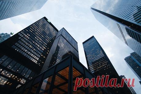 Названы города мира с самыми дорогими офисами. Лидерами по стоимости аренды офисов стали Гонконг и Нью-Йорк. Об этом говорится в ежегодном исследовании мирового рынка премиальных офисов компании JLL. В 2021 году традиционный лидер рейтинга самых дорогих офисов Мидтаун Нью-Йорка разделил первое место с Гонконгом. К этому привели высокий спрос и увеличение стоимости.