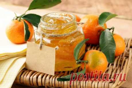 Варенье из мандаринов дольками Варенье из мандаринов можно заготовить совершенно по-разному – хоть целиком, хоть перебрить его блендером. В этот раз предлагаю законсервировать мандарины