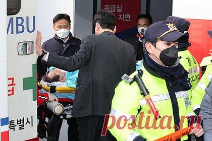 Появились подробности о нападении на главу оппозиции Южной Кореи. Полиция Южной Кореи предъявила обвинения напавшему на лидера оппозиции страны Ли Чжэ Мена. Об этом сообщает Reuters. Кроме того, полиция рассказала подробности о нападавшем — в публикации агентства появились данные о том, что террористу 67 лет, в качестве оружия он выбрал 18-сантиметровый нож.