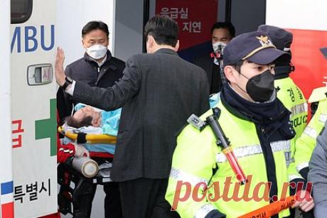 Появились подробности о нападении на главу оппозиции Южной Кореи. Полиция Южной Кореи предъявила обвинения напавшему на лидера оппозиции страны Ли Чжэ Мена. Об этом сообщает Reuters. Кроме того, полиция рассказала подробности о нападавшем — в публикации агентства появились данные о том, что террористу 67 лет, в качестве оружия он выбрал 18-сантиметровый нож.