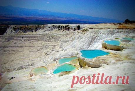 экскурсия в памуккале В Турции огромный выбор туров, но, пожалуй, самым красивым можно назвать экскурсию в Памуккале. Всем туристам обязательно нужно ее посетить. Включает она в себя знакомство с минеральными источниками, изучение древнего города Иераполиса и пребывание в месте, где купалась сама царица — в бассейне Клеопатры. Тур бывает на один и два дня. Лучше всего выбирать второй вид, чтоб неспешно и полностью охватить всю его красоту.
