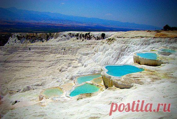 экскурсия в памуккале В Турции огромный выбор туров, но, пожалуй, самым красивым можно назвать экскурсию в Памуккале. Всем туристам обязательно нужно ее посетить. Включает она в себя знакомство с минеральными источниками, изучение древнего города Иераполиса и пребывание в месте, где купалась сама царица — в бассейне Клеопатры. Тур бывает на один и два дня. Лучше всего выбирать второй вид, чтоб неспешно и полностью охватить всю его красоту.