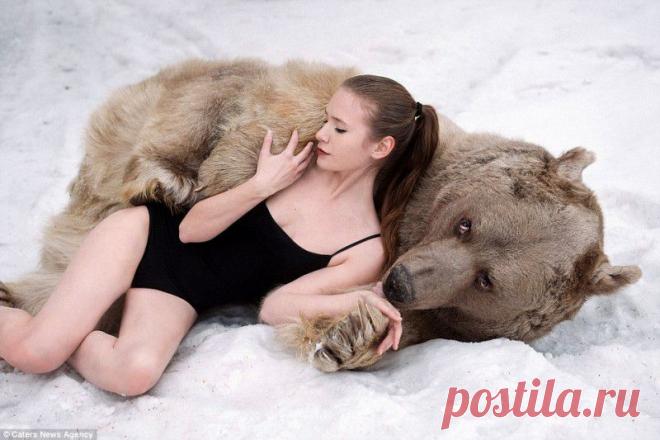 Снежная фотосессия двух моделей из России в обнимку с медведем шокировала Европу • НОВОСТИ В ФОТОГРАФИЯХ
