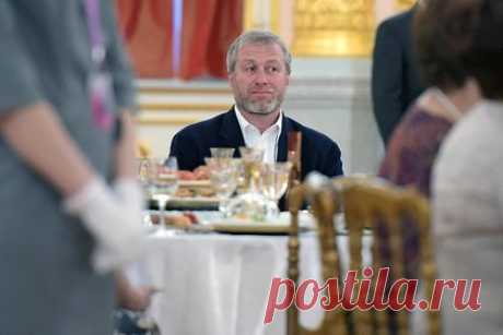 Роман Абрамович удивил официантов ресторана суммой чаевых. Российский бизнесмен Роман Абрамович удивил официантов ресторана суммой чаевых. Бывший владелец лондонского «Челси» вместе с друзьями пришел в ресторан, расположенный в районе Анадолу Хисары в Стамбуле. В конце ужина Абрамович оплатил счет в 85 тысяч турецких лир и оставил чаевые персоналу в размере 175 тысяч.