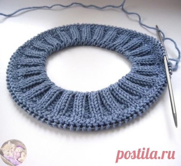 Урок вязание. Описание. Имитация прошивной горловины
 
Вяжем горловину до необходимой высоты, затем переходим к имитации пришивной горловины.Ряд 1: вяжем все петли лицевыми петлями.
Ряд 2: *1 лиц., 1 изнаночная из протяжки, повторять от * до конца ряда.
Ряд 3: *1 петлю снять как лицевую, нить за работой, 1 изн., повторять от * до конца ряда.
Ряд 4: *1 лиц., 1 петлю снять как изнаночную, нить перед работой, повторять от * до конца ряда.
Ряд 5: *1 петлю снять как лицевую, ни...