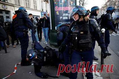 На акции протеста в Париже начались беспорядки. В Париже начались беспорядки в ходе акции протеста против пенсионной реформы, которая прошла во вторник, 7 февраля. На бульваре Сен-Дени группа людей начала громить витрины магазинов и кафе, поджигать мусорные баки. Затем участники акции вступили в столкновение с сотрудниками правоохранительных органов.