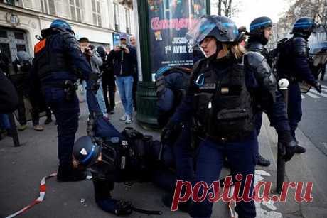 На акции протеста в Париже начались беспорядки. В Париже начались беспорядки в ходе акции протеста против пенсионной реформы, которая прошла во вторник, 7 февраля. На бульваре Сен-Дени группа людей начала громить витрины магазинов и кафе, поджигать мусорные баки. Затем участники акции вступили в столкновение с сотрудниками правоохранительных органов.