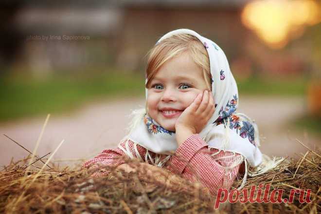 Красивым быть - не значит им родиться,
Ведь красоте мы можем научиться.
Когда красив душою Человек -
Какая внешность может с ней сравниться?

Омар Хайям