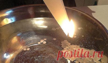 КАК БЫСТРО СНЯТЬ ИСПУГ У ДЕТЕЙ !!!
Налейте в ковш или кружку холодной воды. В другой посуде растопите воск. Держите ковш над головой ребенка, лейте в него растопленный воск и шепчите:
,,Выливаются испуги, переполохи за пороги, с костей, с мощей, с жилочек, с пожилочек, с ретивого сердца, с алой крови, с буйной головы (имярек). Аминь."
Читать нужно три дня утром. Если нужно, можно и дольше