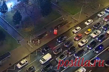 В Москве произошло ДТП с пешеходом, который лег на разделительную полосу. Мужчина, по предварительным данным, погиб.