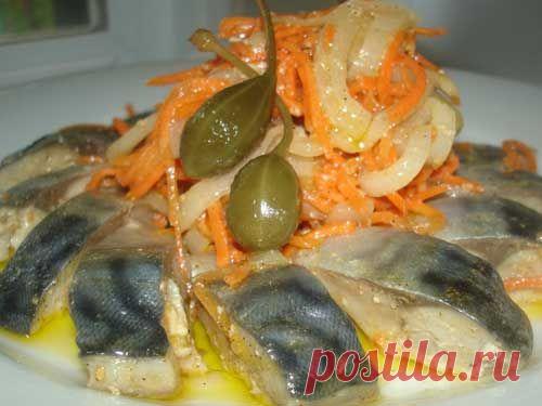 Маринованная скумбрия с морковкой и кетчупом.