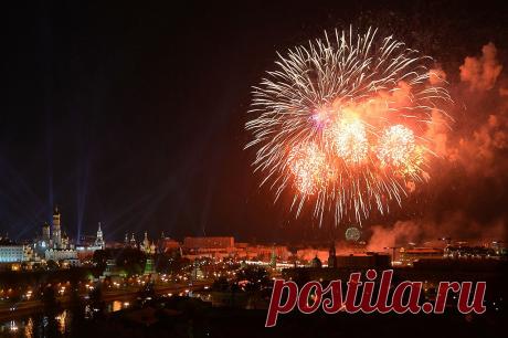 Источник фото РИА &quot;Новости&quot;  |  Фотогалерея: Праздничный салют в Москве в честь 70-летия Победы - Новости Mail.Ru