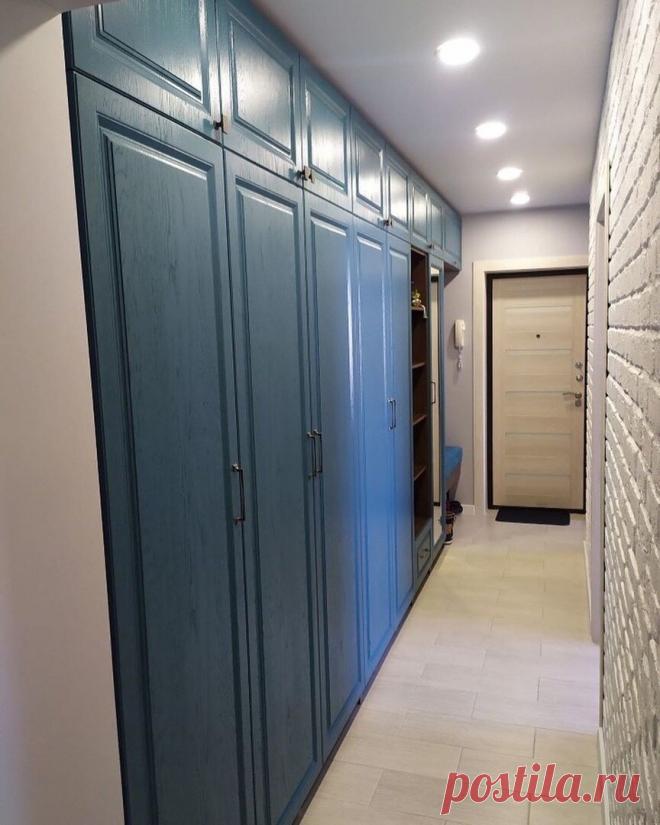 Дизайн прихожей со шкафами цвета морской волны