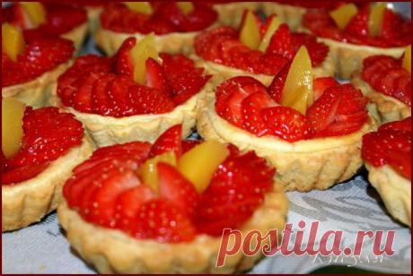 Корзиночки с творожной начинкой и клубникой.