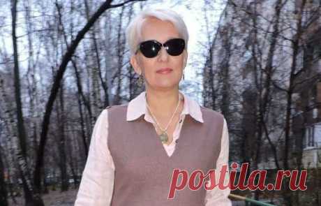 Правила стиля для леди 55+ Одежда создана для того, чтобы украшать женщину, подчеркивать ее элегантность и взрослую, зрелую красоту. Взрослая самодостаточная женщина — это бриллиант, нуждающийся в хорошей оправе. Такой оправой может стать свой индивидуальный стиль в одежде. Следуя нехитрым правилам, вы сможете выглядеть элегантно и молодо всегда. Тогда как пренебрежительное отношение к своему образу скорее накинет лишних лет к официальным годам в паспорте.