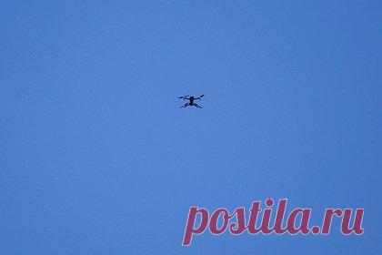 На белгородское село с беспилотника сбросили два взрывных устройства. В селе Поповка Белгородской области с беспилотного летательного аппарата сбросили два взрывных устройства. Об этом сообщил губернатор российского региона Вячеслав Гладков. По словам главы области, один из сброшенных снарядов сдетонировал, второй нет. Пострадавших и разрушений в результате атаки нет.